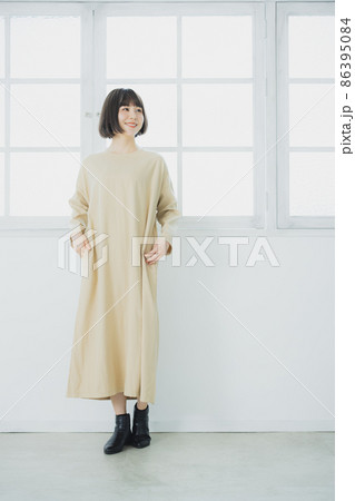 ベージュのワンピースの女性 86395084