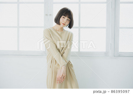 ベージュのワンピースの女性 ベージュのワンピースの女性 86395097