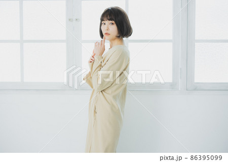 ベージュのワンピースの女性 86395099