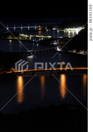 夜明け前に夜景の中の川にかかる鉄橋を進む一両編成のJR日南線キハ40 夜明け前に夜景の中の川にかかる鉄橋を進む一両編成のJR日南線キハ40 86395168