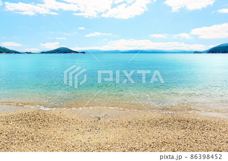 【香川】秋の小豆島　透明度の高いエメラルドグリーンの海と青空 86398452