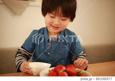 イチゴに練乳をかける男の子 イチゴに練乳をかける男の子 86398977
