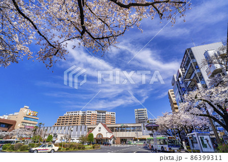 桜咲くJR国立駅前の風景・復元された三角屋根の旧駅舎 86399311