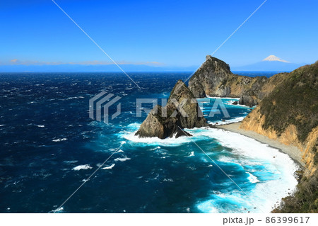 【静岡県】晴天下の千貫門と富士山 【静岡県】晴天下の千貫門と富士山 86399617