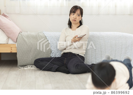 育児の悩みを愚痴る母親イメージ 86399692