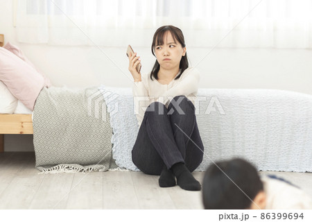 育児の悩みを愚痴る母親イメージ 86399694