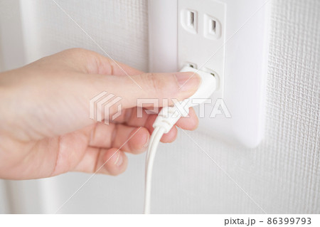 コンセントに手をかけたところのイメージ　写真素材 86399793