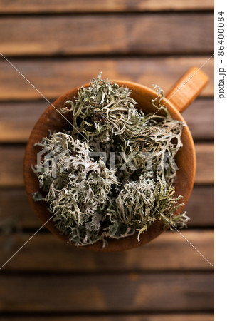 moss in a wooden mug, top view 86400084