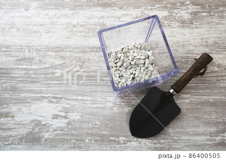 根腐れ防止剤とシャベルの園芸イメージ 86400505