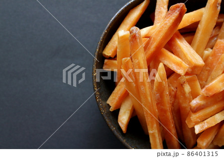 黒背景の芋けんぴ 芋かりんとう 86401315