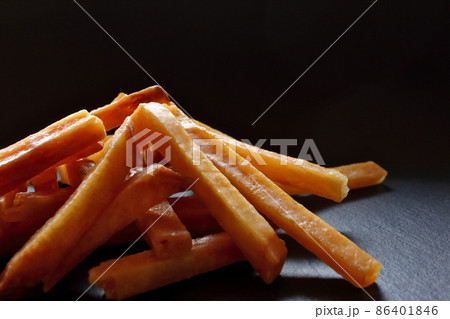 スレートプレートにのった芋けんぴ 芋かりんとう スレートプレートにのった芋けんぴ 芋かりんとう 86401846