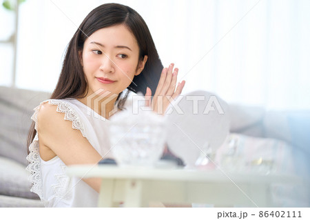 ヘアケアイメージ_20代女性 86402111