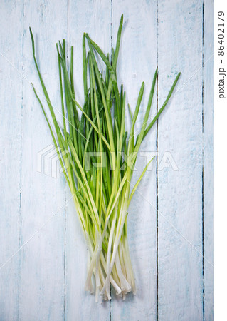 Bunch of fresh onions Bunch of fresh onions 86402179