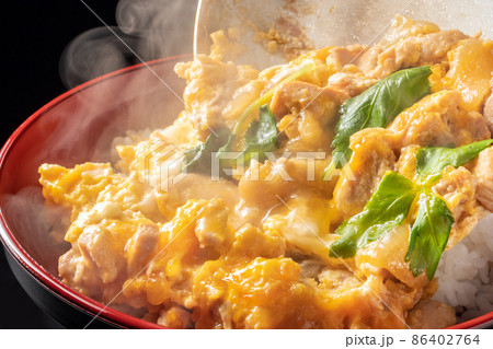 親子丼、調理中 (具材をどんぶりに盛り付ける) 親子丼、調理中 (具材をどんぶりに盛り付ける) 86402764