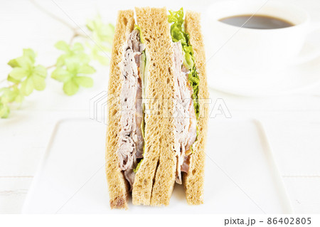 美味しいローストビーフサンドとホットコーヒー 86402805