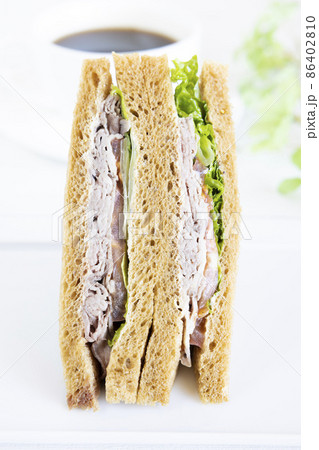 美味しいローストビーフサンドとホットコーヒー 86402810