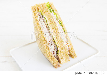 美味しいローストビーフサンド 86402865