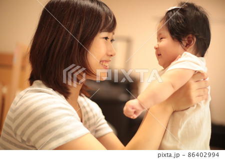 赤ちゃんと母親 86402994