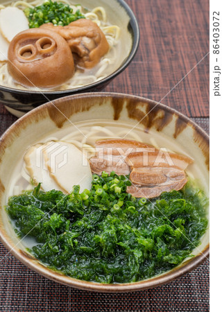 沖縄料理　てびちそばとアーサーそば 86403072