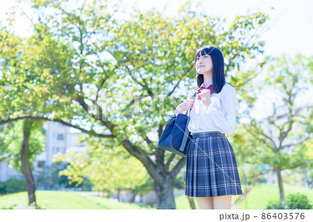 綺麗な新緑の公園で空を見上げてガッツポーズする女子高校生 通学 登校 将来進路 昼イメージカラー 綺麗な新緑の公園で空を見上げてガッツポーズする女子高校生 通学 登校 将来進路 昼イメージカラー 86403576