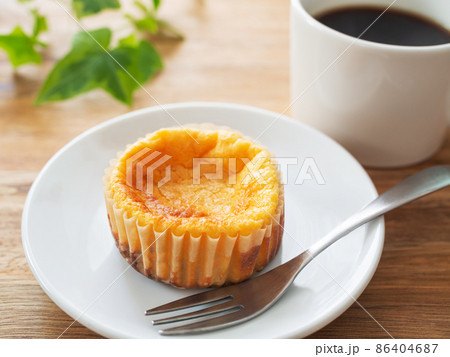 手づくりのミニバスクチーズケーキ 86404687