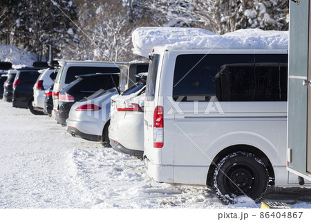 雪国の駐車場に並んだ車 86404867