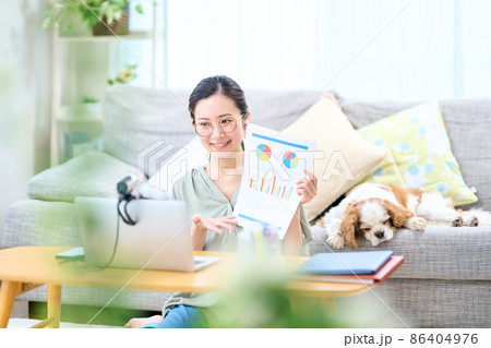 テレワークする女性 テレワークする女性 86404976