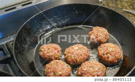 frikadeller in a black pan frikadeller in a black pan 86405113