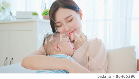 mother with her baby 86405290