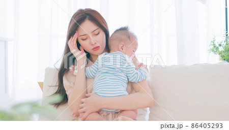 mother with her baby 86405293