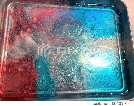 トレーで固まっている青と赤の琥珀糖 86405910