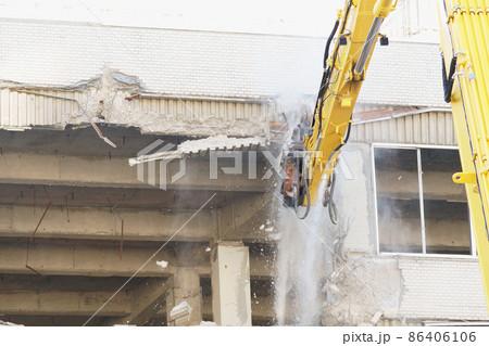 老朽化した公共建造物の解体作業をする重機 老朽化した公共建造物の解体作業をする重機 86406106