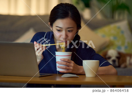 夜食にカップラーメンを食べる女性 夜食にカップラーメンを食べる女性 86406458