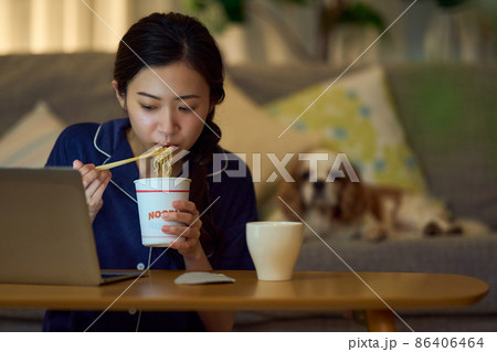夜食にカップラーメンを食べる女性 夜食にカップラーメンを食べる女性 86406464