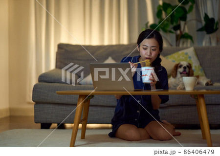 夜食にカップラーメンを食べる女性 夜食にカップラーメンを食べる女性 86406479