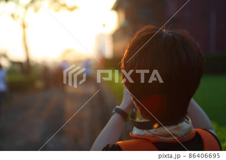 夕日 夕焼け 夕暮れ 86406695