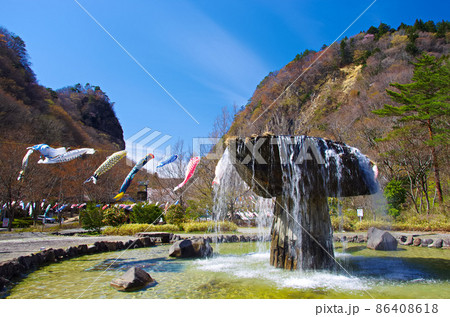 材木岩公園の噴水と鯉のぼり(宮城県白石市) 材木岩公園の噴水と鯉のぼり(宮城県白石市) 86408618