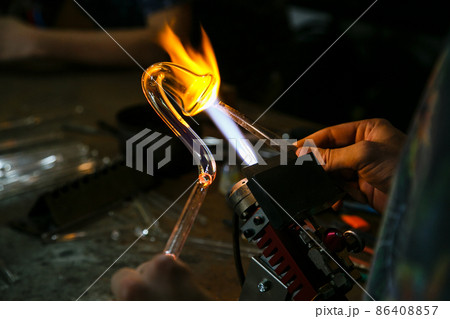 Process of handmade glassworks manufacturing with glass blowing burner 86408857