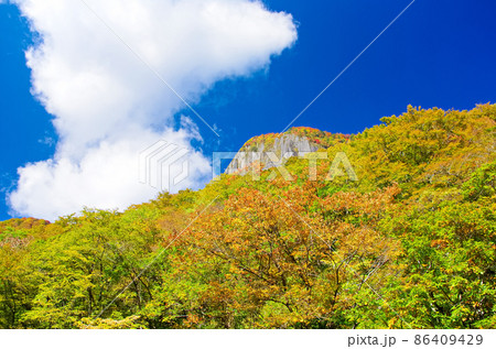 二口峠の紅葉と磐司岩 二口峠の紅葉と磐司岩 86409429