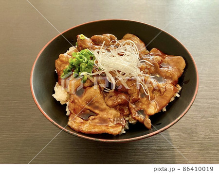 白髪ネギとネギが添えられた豚丼 白髪ネギとネギが添えられた豚丼 86410019