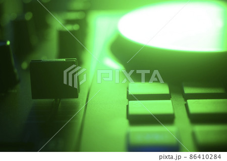 DJ mixing desk turntable DJ mixing desk turntable 86410284