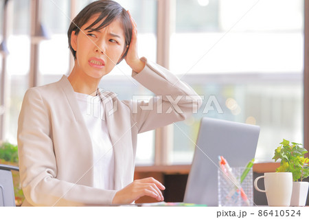 痛恨のミスが発覚し嘆くビジネスウーマン2 86410524