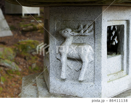 鹿が彫られた石灯籠の写真素材 [86411138] - PIXTA