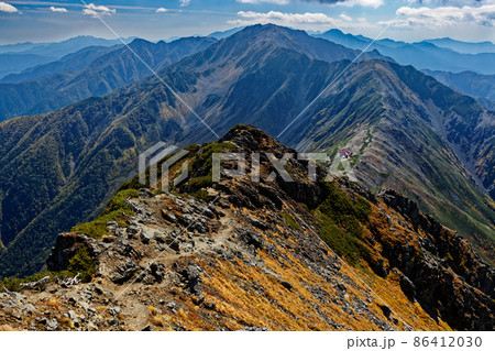 秋の南アルプス・北岳から見る間ノ岳と南アルプス・南部の山並み 86412030
