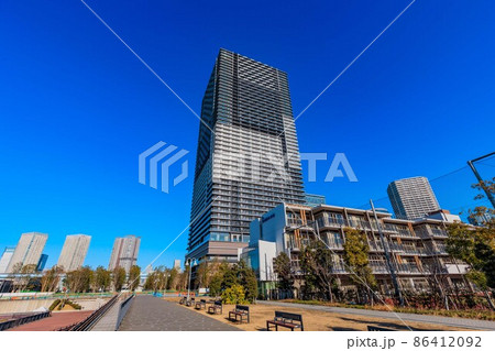 東京　江東区豊洲の都市風景　ブランズタワー豊洲と江東区立豊洲西小学校 86412092