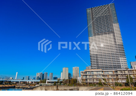 東京　江東区豊洲の都市風景　ブランズタワー豊洲と江東区立豊洲西小学校 86412094