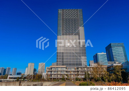 東京　江東区豊洲の都市風景　ブランズタワー豊洲と江東区立豊洲西小学校 86412095