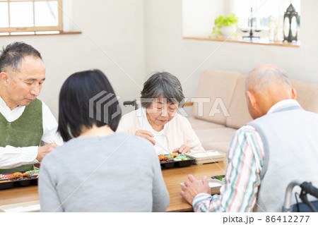 老人ホームの昼食イメージ 86412277