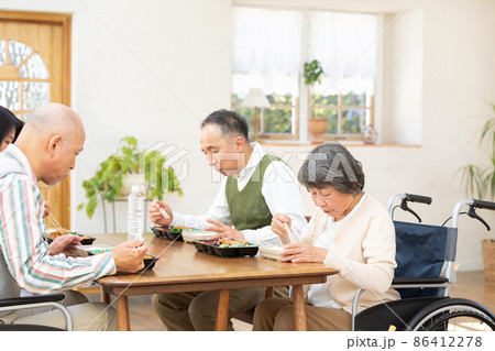 老人ホームの昼食イメージ 86412278