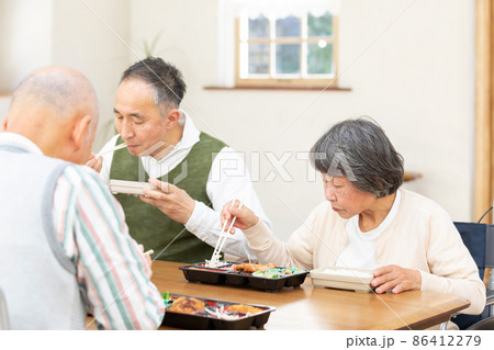 老人ホームの昼食イメージ 86412279